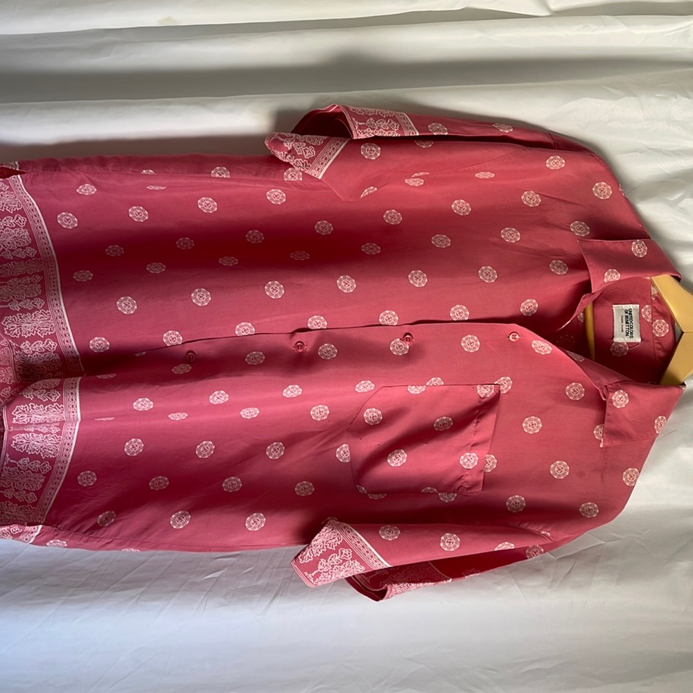 Benetton short sleeve w/ white prints shirt size M